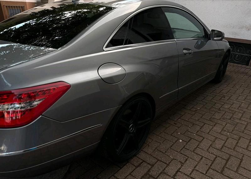 Gebraucht Mercedes E350 2009 Grau Coupé