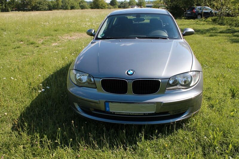 Grau Gebraucht 2009 BMW 116 Kleinwagen | 4.299 € (Fairer Preis) - Bild 1/4