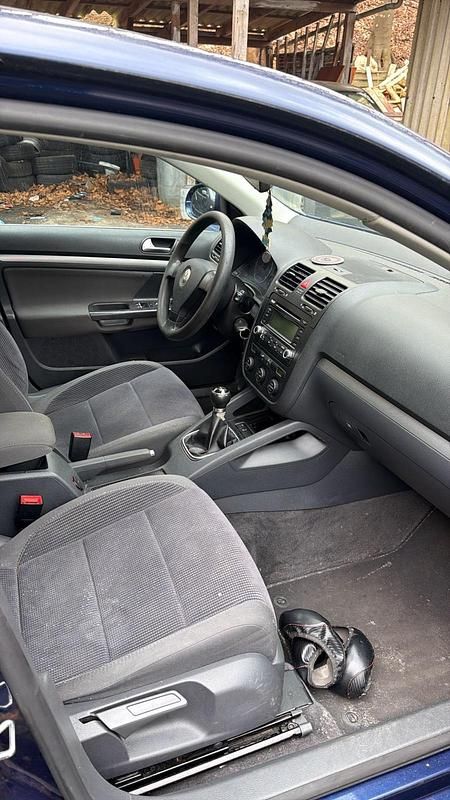 Second-hand VW Jetta 2005 Albastru Berlinǎ