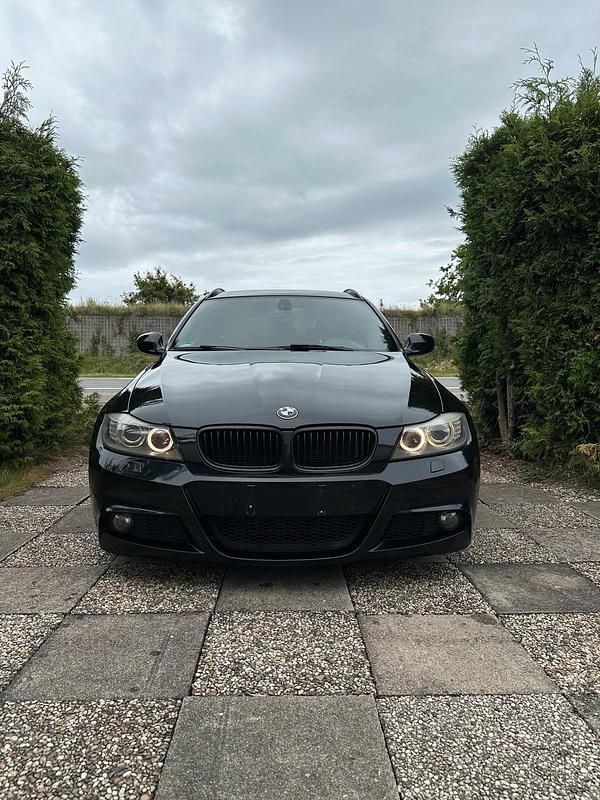 Schwarz Gebraucht 2010 BMW 318 M Sport Kombi | 6.999 € (Teuer) - Bild 1/4
