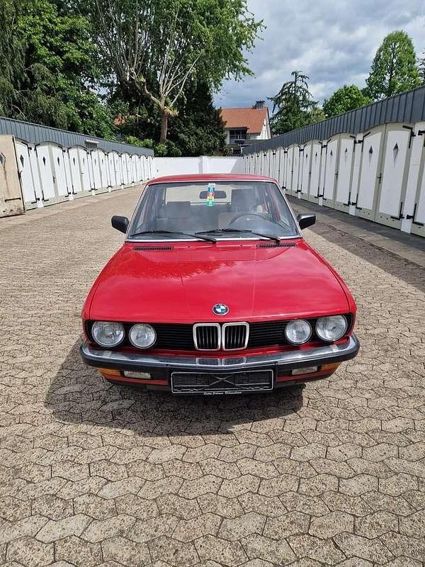 Gebraucht BMW 518 105 PS (77 kW) 1985 Rot Limousine