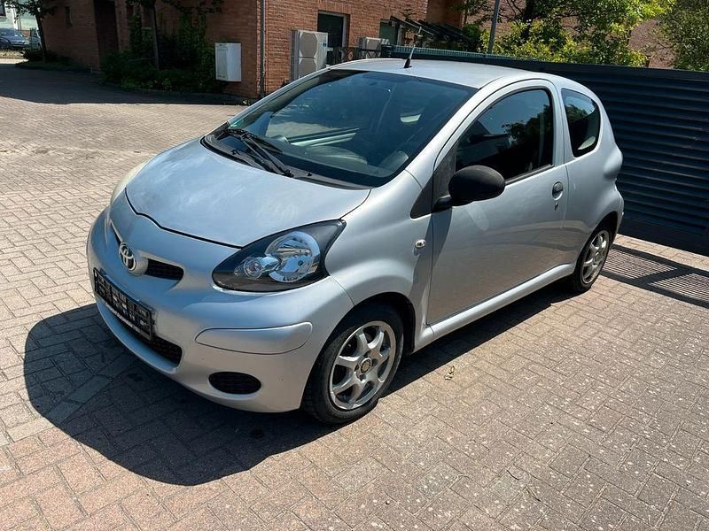 Gebraucht Toyota Aygo Basis 68 PS (50 kW) 2009 Silber Kleinwagen
