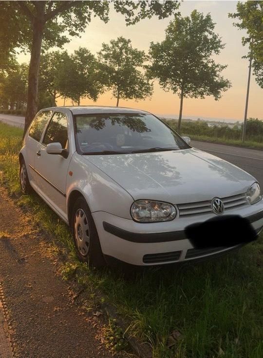 Weiß Gebraucht 1998 VW Golf IV Kleinwagen | 3.000 € (Fairer Preis) - Bild 1/4