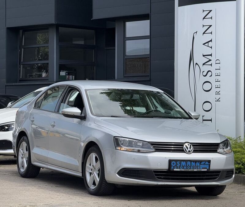 Reflexsilber metallic Gebraucht 2011 VW Jetta Comfortline Limousine | 7.950 € (Etwas zu teuer) - Bild 1/4