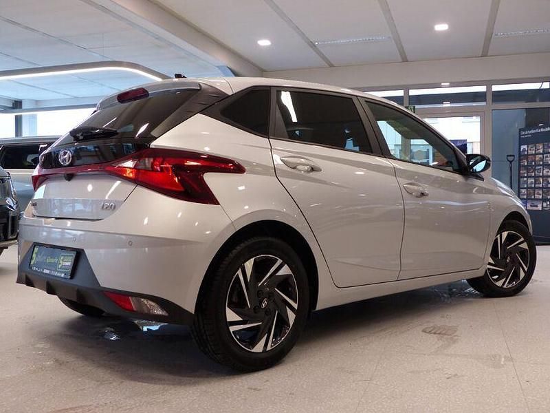 Gebraucht Hyundai i20 Select 101 PS (74 kW) 2022 Silber Limousine