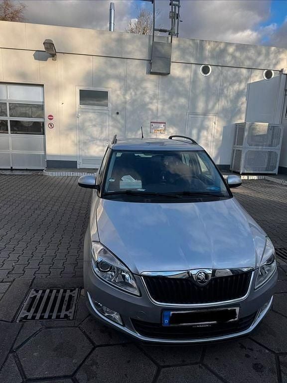Grau Gebraucht 2014 Skoda Fabia Ambition Kombi | 8.800 € (Guter Preis) - Bild 1/4