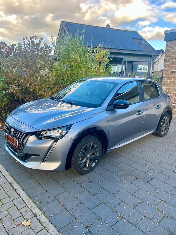 Grau Gebraucht 2021 Peugeot e-208 Allure+ Kleinwagen | 12.300 € (Guter Preis) - Bild 1/4