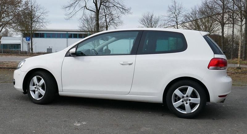 Gebraucht VW Golf VI Team 122 PS (89 kW) 2010 Weiß Kleinwagen
