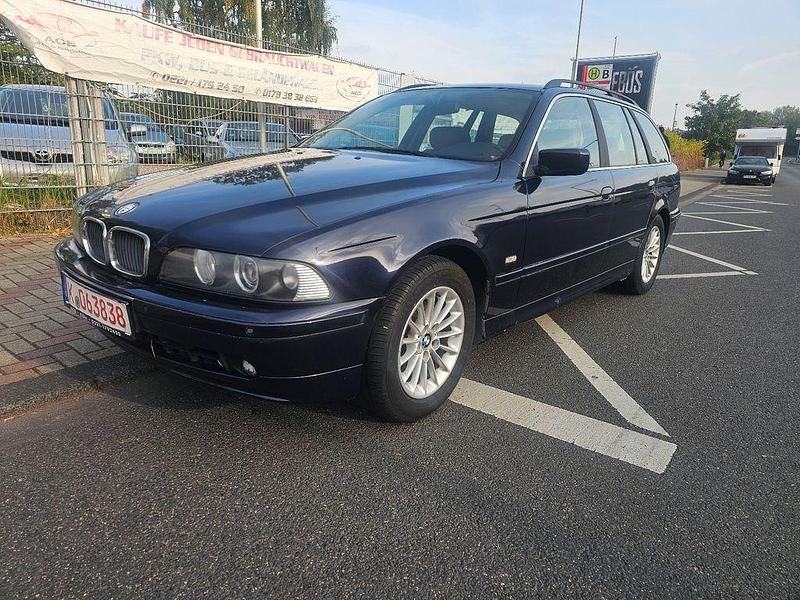 Blau Gebraucht 2001 BMW 525 Sport Line Kombi | 1.950 € - Bild 1/4