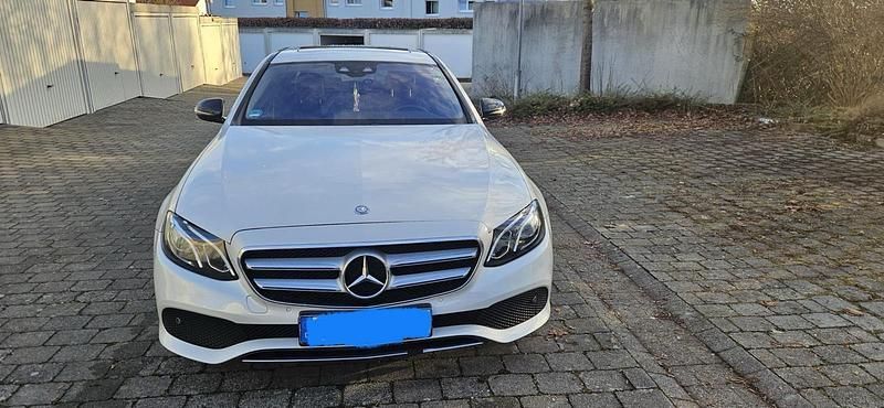 Weiß Gebraucht 2016 Mercedes E220 Limousine | 19.000 € (Fairer Preis) - Bild 1/4