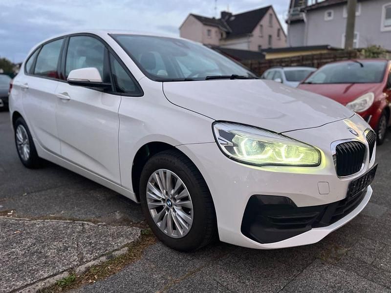Weiß Gebraucht 2020 BMW 218 Active Tourer Advantage Van / Kleinbus | 15.990 € (Fairer Preis) - Bild 1/4