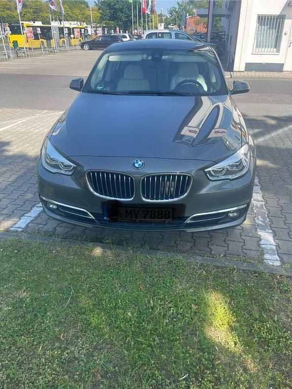 Grau Gebraucht 2015 BMW 520 Gran Turismo Luxury Line Limousine | 16.700 € (Fairer Preis) - Bild 1/4