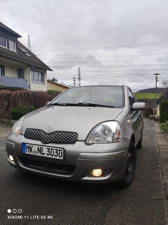 Grau Gebraucht 2005 Toyota Yaris Sol Limousine | 3.350 € (Fairer Preis) - Bild 1/4