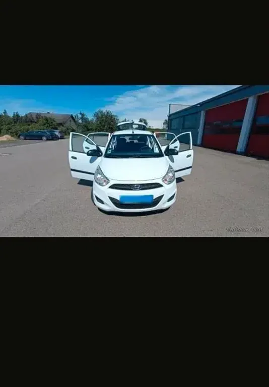 Gebraucht Hyundai i10 Edition 69 PS (50 kW) 2013 Weiß Kleinwagen