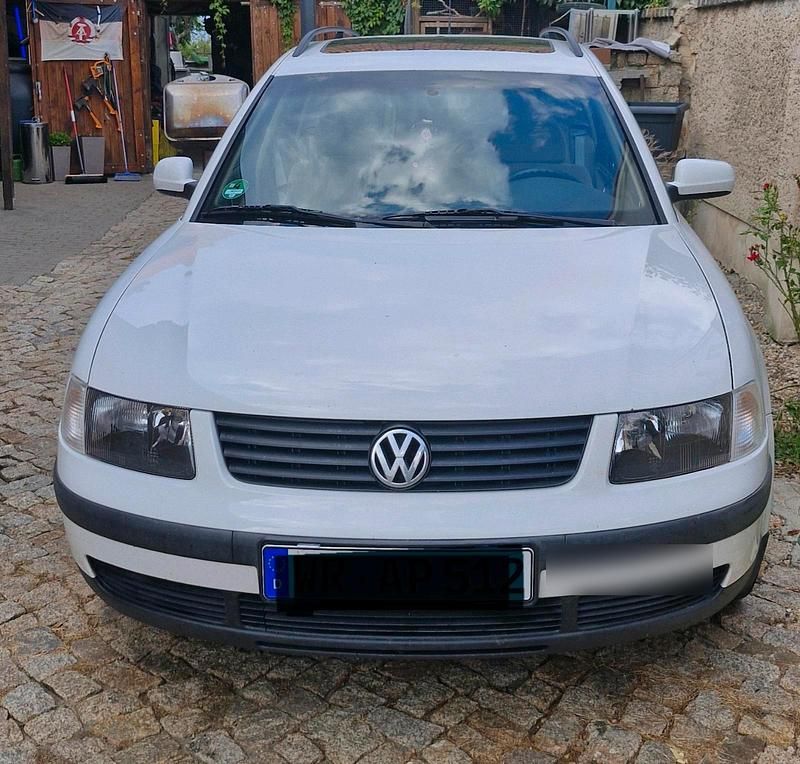Weiß Gebraucht 1998 VW Passat Kombi | 1.000 € (Guter Preis) - Bild 1/3