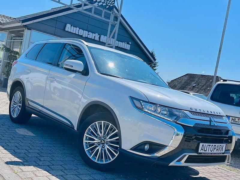 Weiß Gebraucht 2018 Mitsubishi Outlander Diamant Edition SUV | 14.885 € (Etwas zu teuer) - Bild 1/4