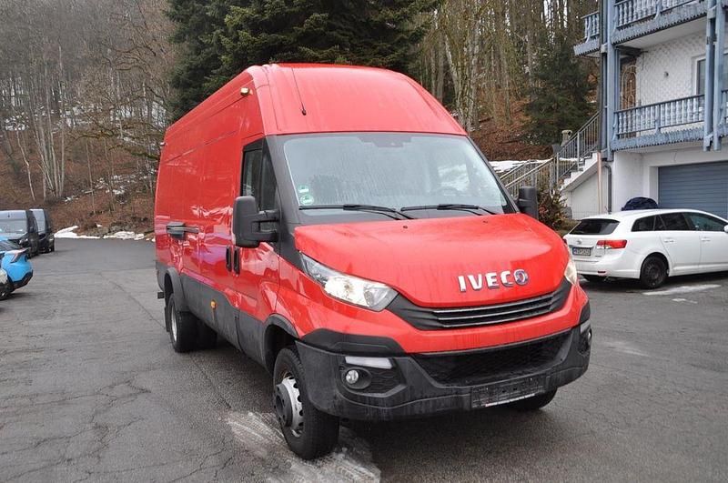 Gebraucht Iveco Daily 179 PS (131 kW) 2017 Rot