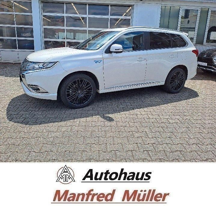 Weiß Gebraucht 2020 Mitsubishi Outlander P-HEV Plus SUV | 23.990 € (Fairer Preis) - Bild 1/4