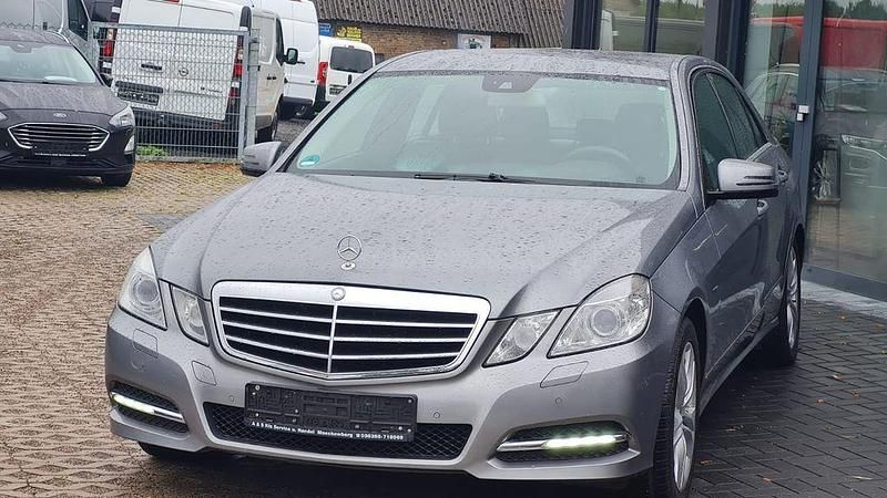 Silber Gebraucht 2011 Mercedes E200 Limousine | 11.890 € (Fairer Preis) - Bild 1/4