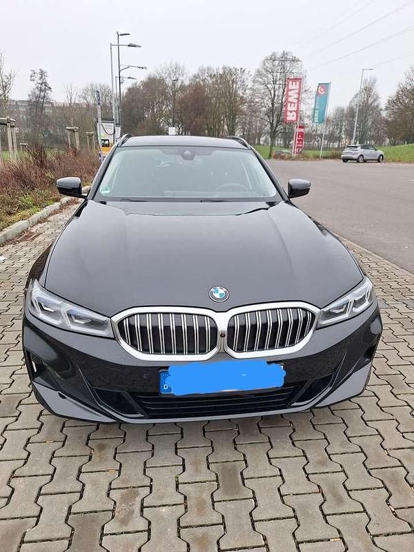 Gebraucht BMW 318 Shadowline 156 PS (114 kW) 2024 Black sapphire metallic Kombi