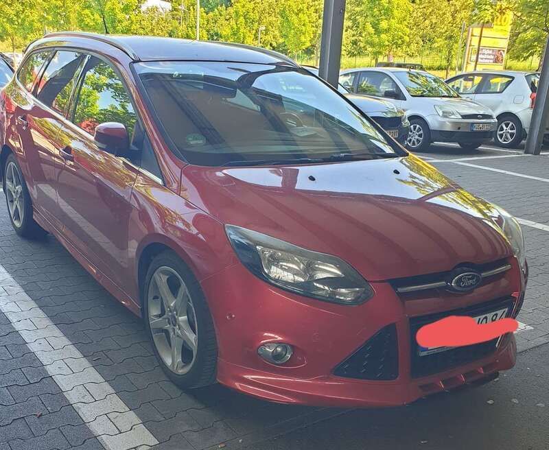 Rot Gebraucht 2013 Ford Focus Champions Edition Kombi | 4.300 € (Guter Preis) - Bild 1/4