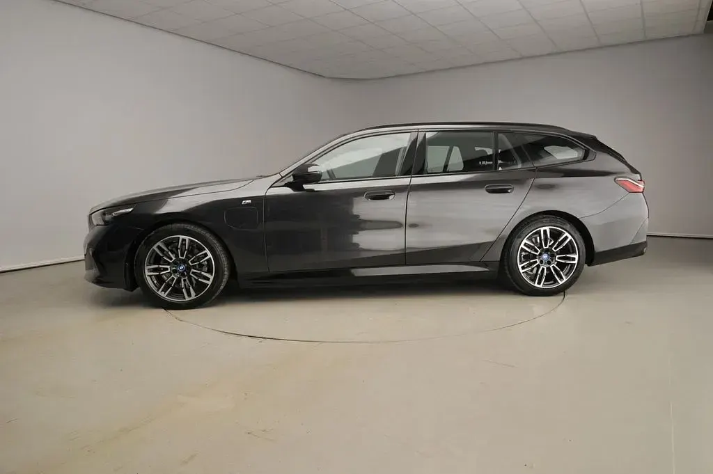 Gebraucht BMW 530e M Sport 299 PS (219 kW) 2024 Grau Kombi