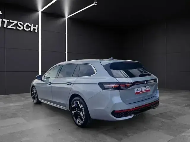 Gebraucht VW Passat R-line 177 PS (130 kW) 2025 Oyster silver metallic Kombi