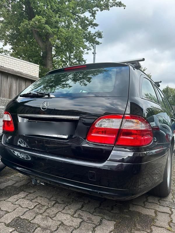 Schwarz Gebraucht 2005 Mercedes E220 Kombi | 3.000 € (Guter Preis) - Bild 1/4