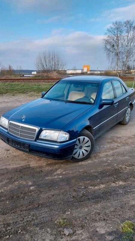 Blau Gebraucht 1992 Mercedes 180 Limousine | 4.999 € - Bild 1/4