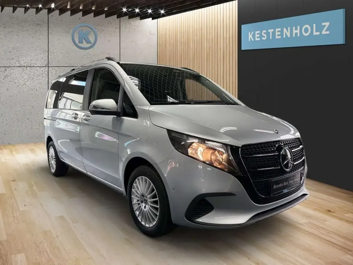 Gebraucht Mercedes V220 163 PS (119 kW) 2025 Silber Van / Kleinbus