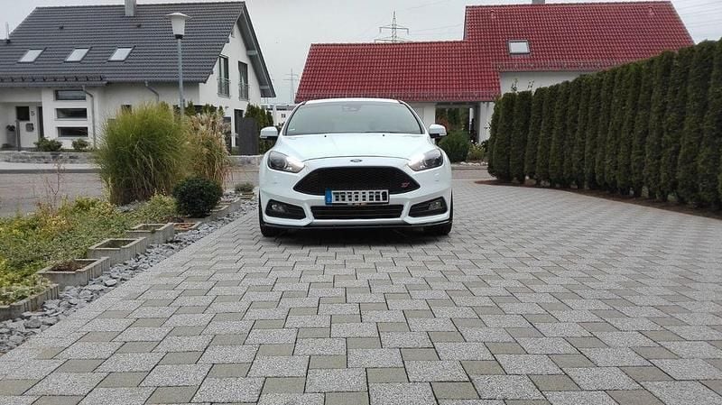 Weiß Gebraucht 2018 Ford Focus ST Limousine | 19.900 € (Fairer Preis) - Bild 1/4