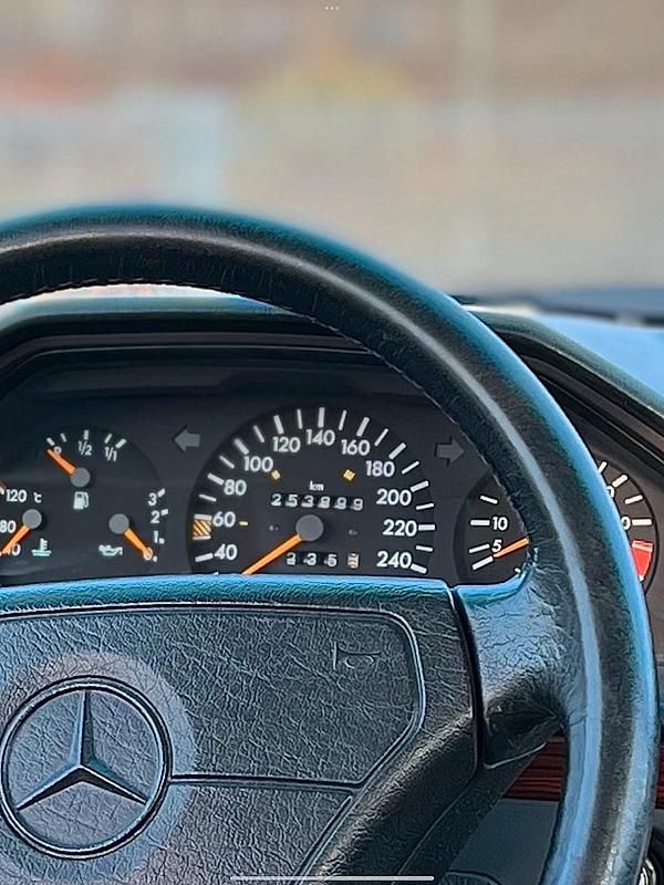 Schwarz Gebraucht 1995 Mercedes E320 Limousine | 10.990 € - Bild 1/4