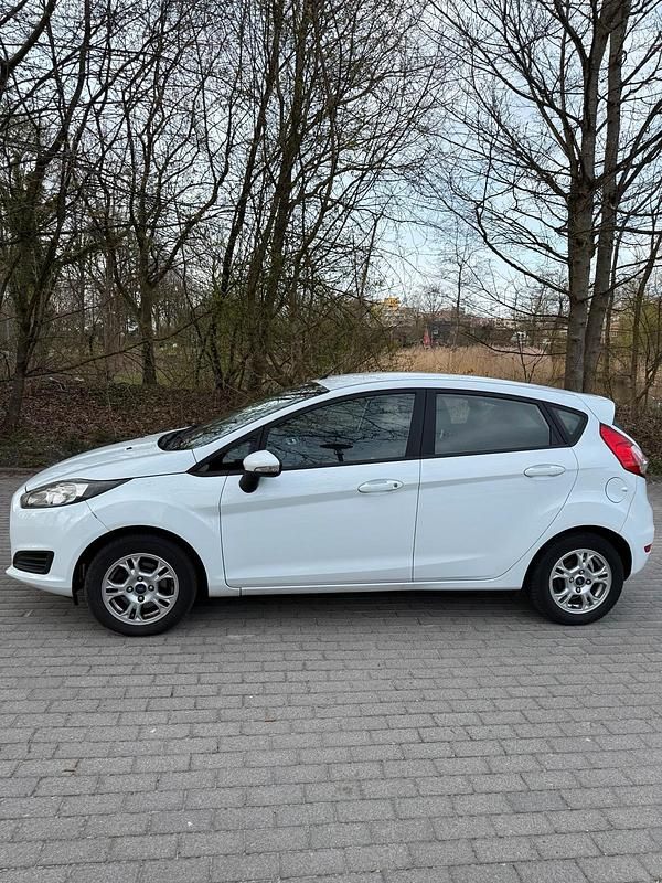 Gebraucht Ford Fiesta 100 PS (73 kW) 2014 Weiß Kleinwagen