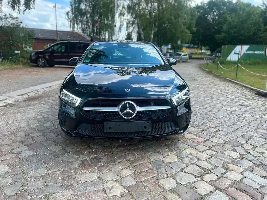 Gebraucht Mercedes A180 136 PS (100 kW) 2019 Schwarz Limousine