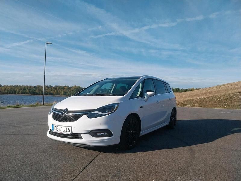 Weiß Gebraucht 2017 Opel Zafira OPC Van / Kleinbus | 14.200 € (Etwas zu teuer) - Bild 1/4