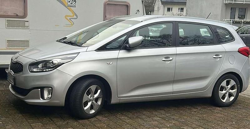 Gebraucht Kia Carens Spirit 136 PS (100 kW) 2014 Silber Van / Kleinbus