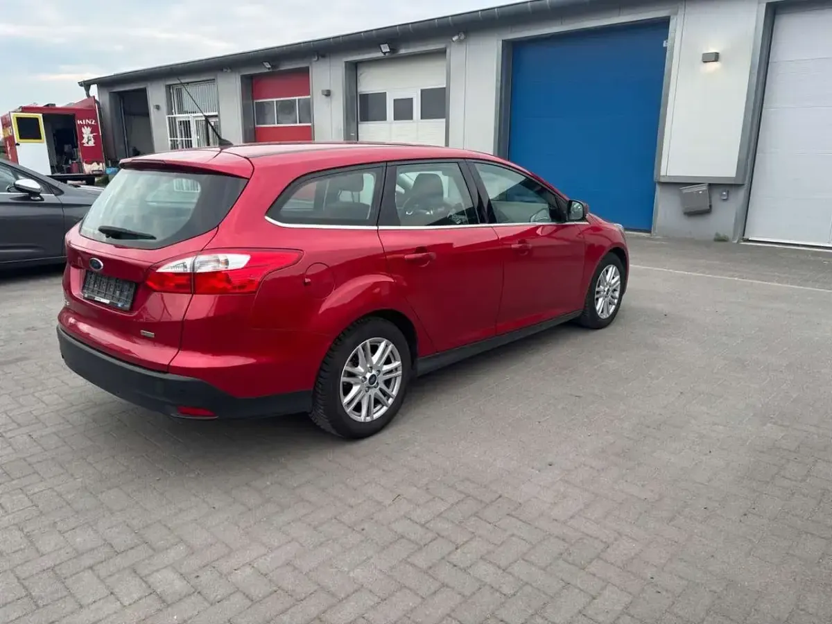 Używany Ford Focus Titanium 125 KM (91 kW) 2013 Czerwony Kombi