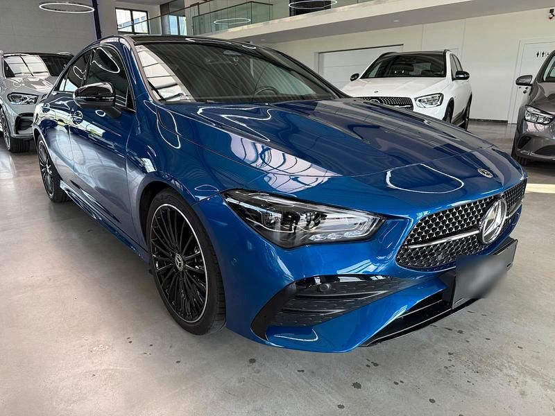 Blau Gebraucht 2024 Mercedes CLA200 AMG Coupé | 29.000 € (Superpreis) - Bild 1/4