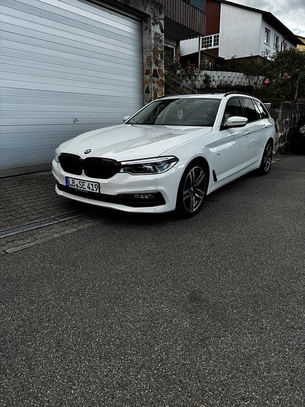 Weiß Gebraucht 2018 BMW 540 Luxury Line Kombi | 29.999 € (Guter Preis) - Bild 1/4