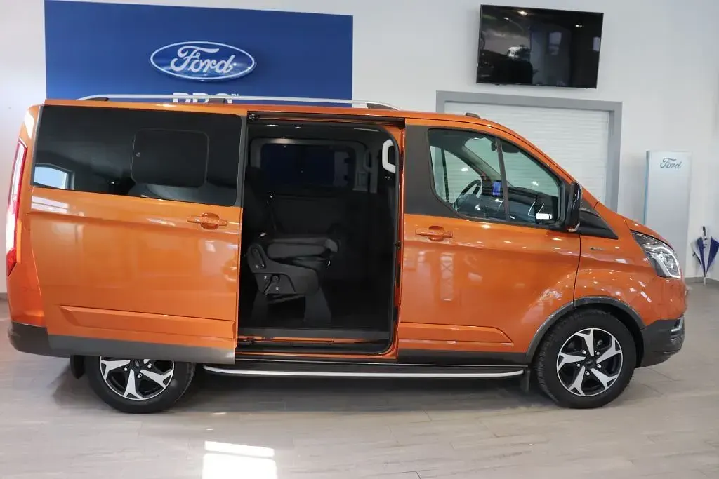 Gebraucht Ford Tourneo Active 131 PS (96 kW) 2022 Orange Van / Kleinbus