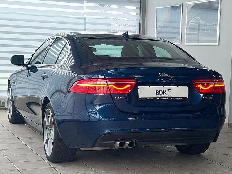 Gebraucht Jaguar XE Prestige 179 PS (131 kW) 2016 Blau Limousine