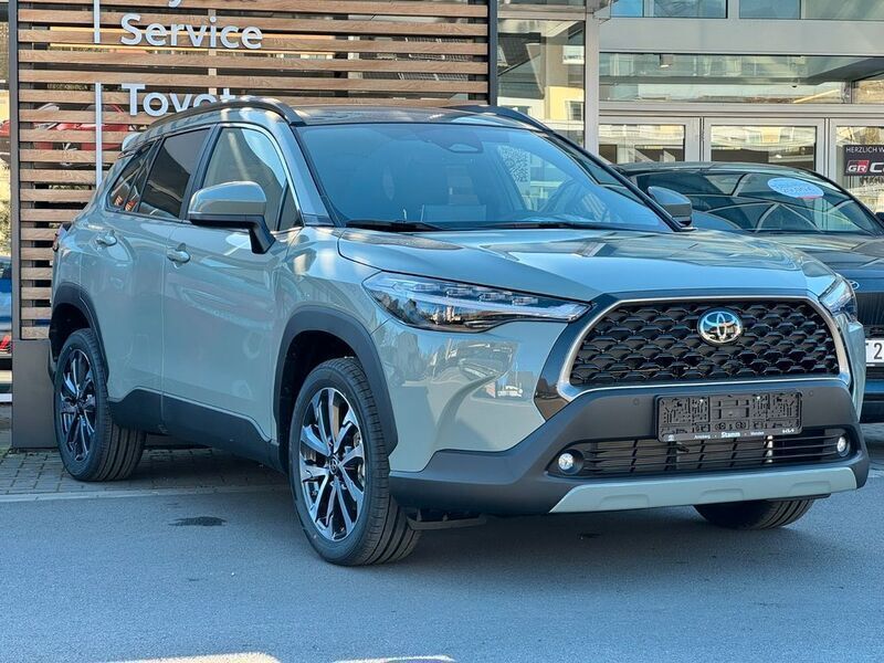Grün Neu 2025 Toyota Corolla Cross SUV | 37.990 € (Etwas zu teuer) - Bild 1/4