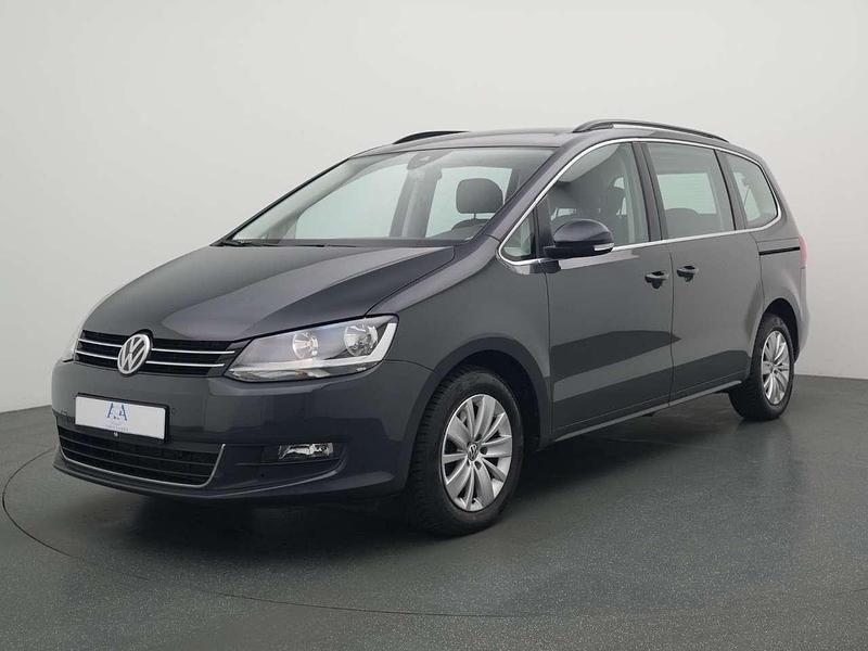 Grau Gebraucht 2022 VW Sharan Comfortline Van / Kleinbus | 25.480 € (Fairer Preis) - Bild 1/3