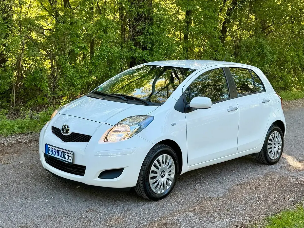 Gebraucht Toyota Yaris 69 PS (50 kW) 2011 Weiß Kleinwagen