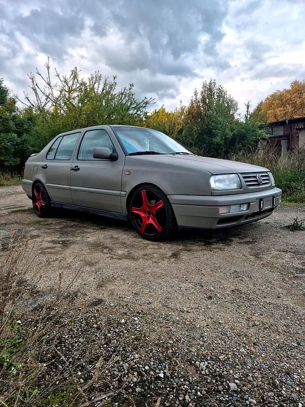 Grau Gebraucht 1995 VW Vento Limousine | 3.800 € - Bild 1/4