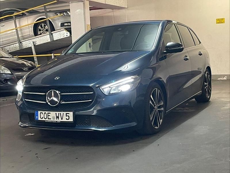 Blau Gebraucht 2019 Mercedes B200 Progressive Van / Kleinbus | 21.990 € (Teuer) - Bild 1/4