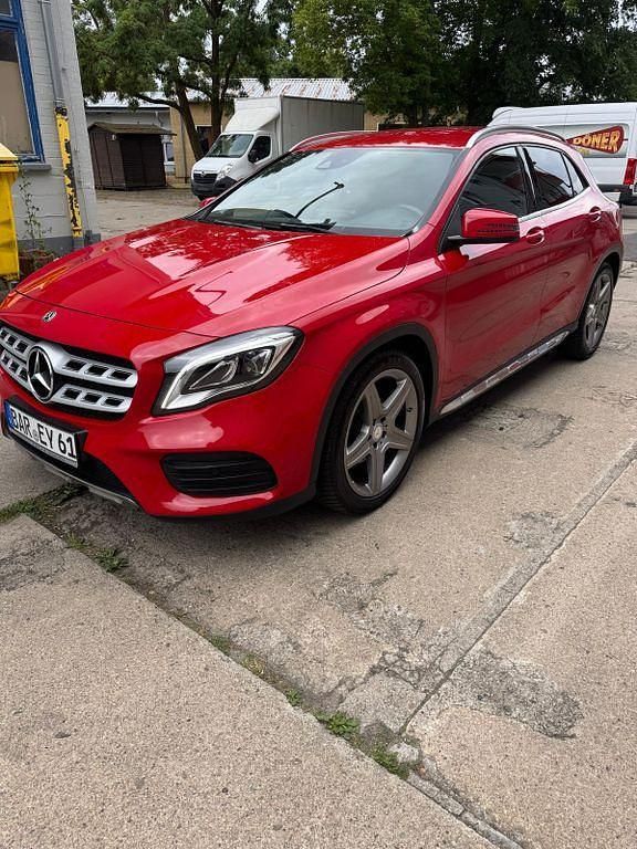 Rot Gebraucht 2017 Mercedes GLA200 AMG line SUV | 17.990 € (Guter Preis) - Bild 1/4
