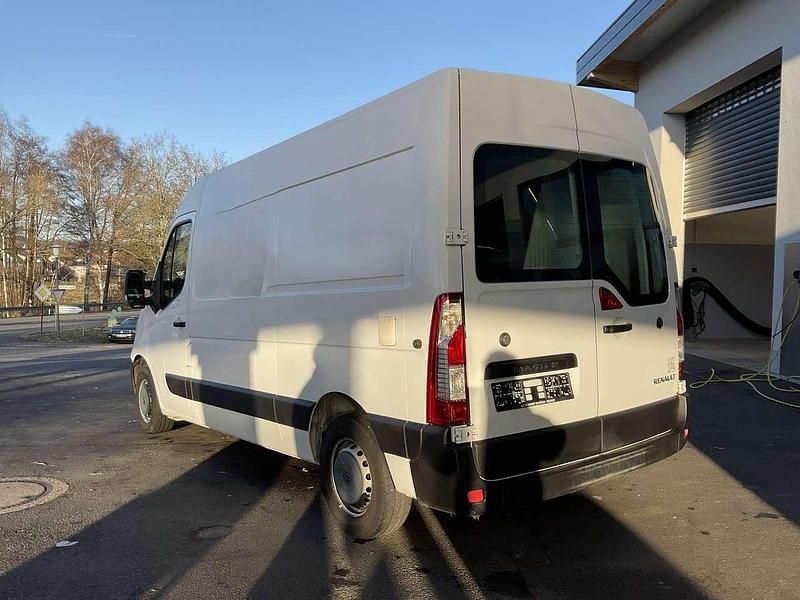 Second-hand Renault Master 110 CP (80 kW) 2018 Alb Monovolum