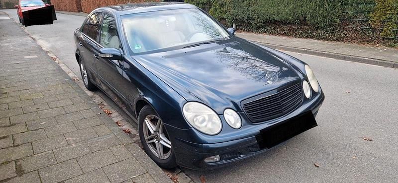 Usata Mercedes E220 150 CV (110 kW) 2002 Blu Berlina