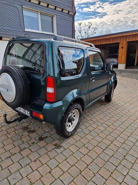 Grün Gebraucht 2006 Suzuki Jimny SUV | 7.900 € (Etwas zu teuer) - Bild 1/4